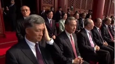 “未涉英超赛场，如何评价梅西、C罗与萨拉赫？斯洛特直言笑谈误判”